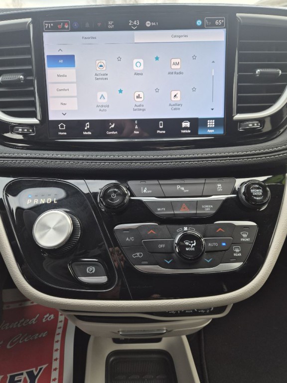 2024 Chrysler Pacifica Image 8