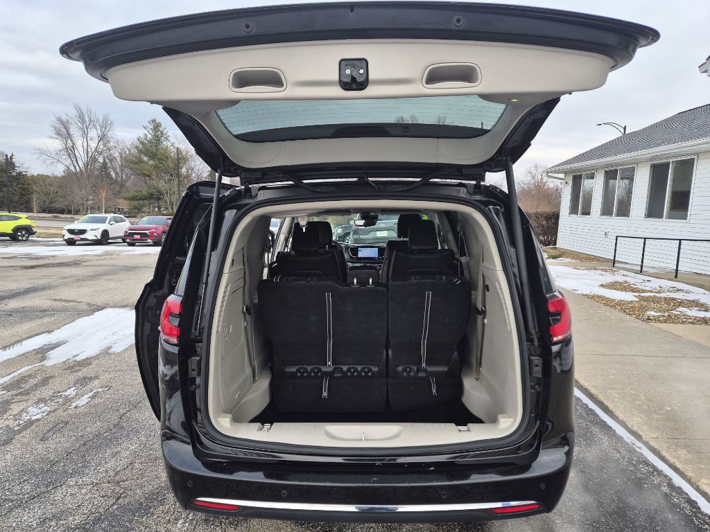 2024 Chrysler Pacifica Image 15