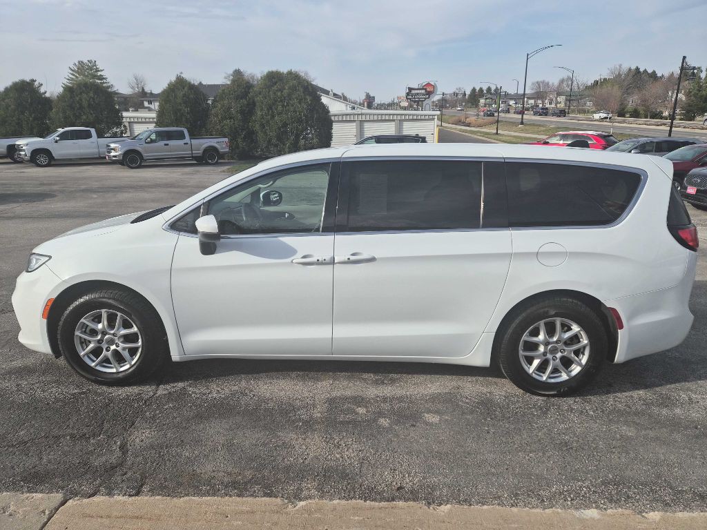 2023 Chrysler Pacifica Image 2