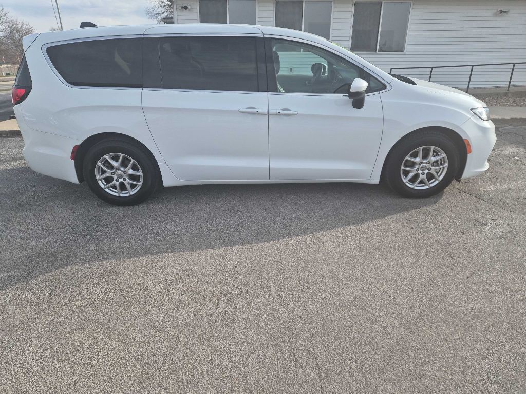 2023 Chrysler Pacifica Image 3