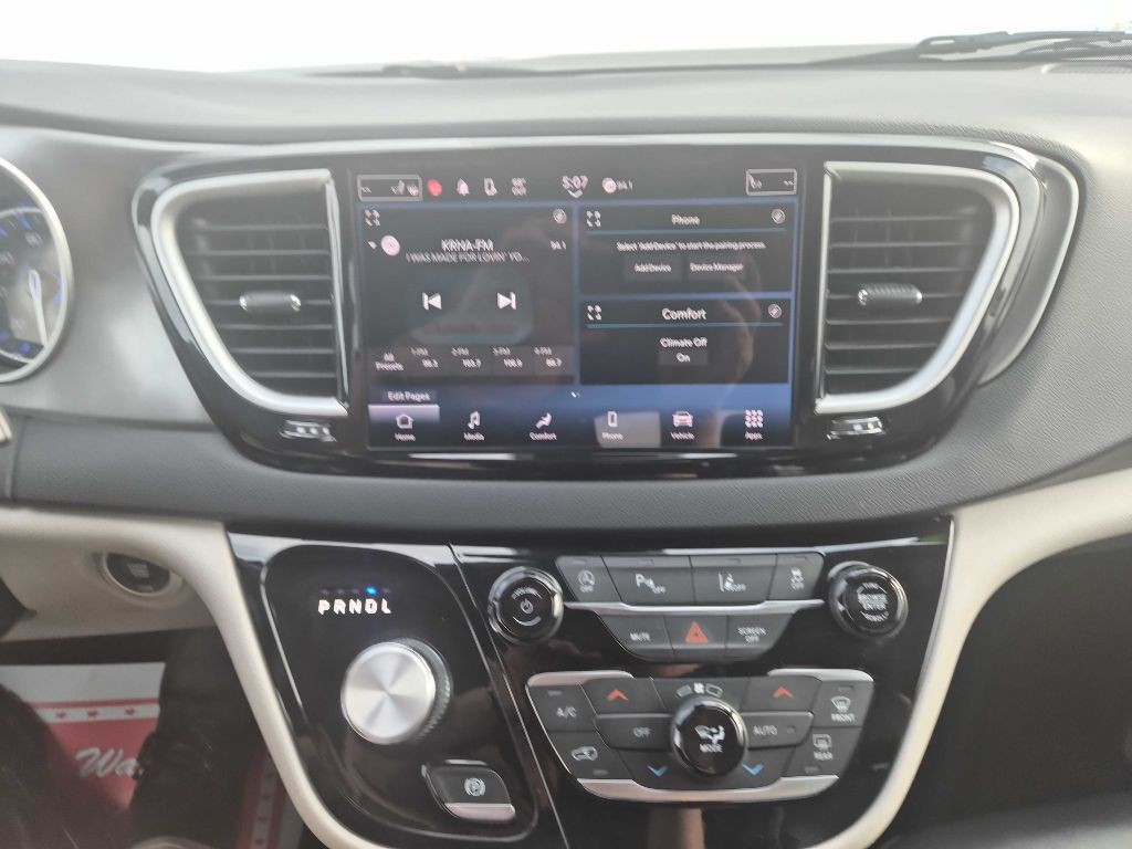 2023 Chrysler Pacifica Image 8