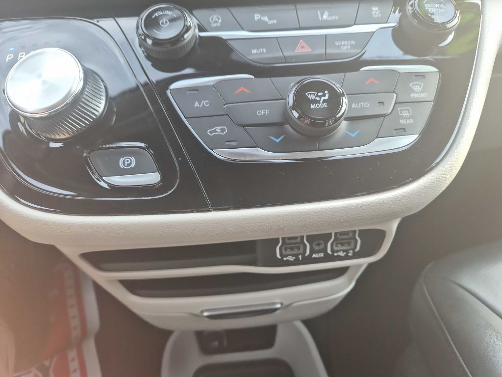 2023 Chrysler Pacifica Image 18