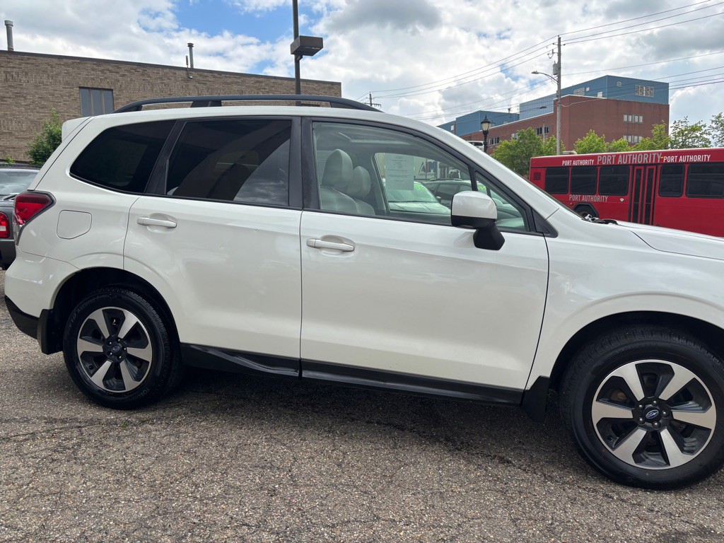 2017 Subaru Forester Image 4