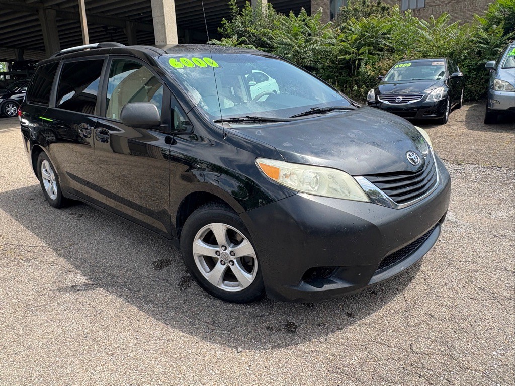 2011 Toyota Sienna Image 1