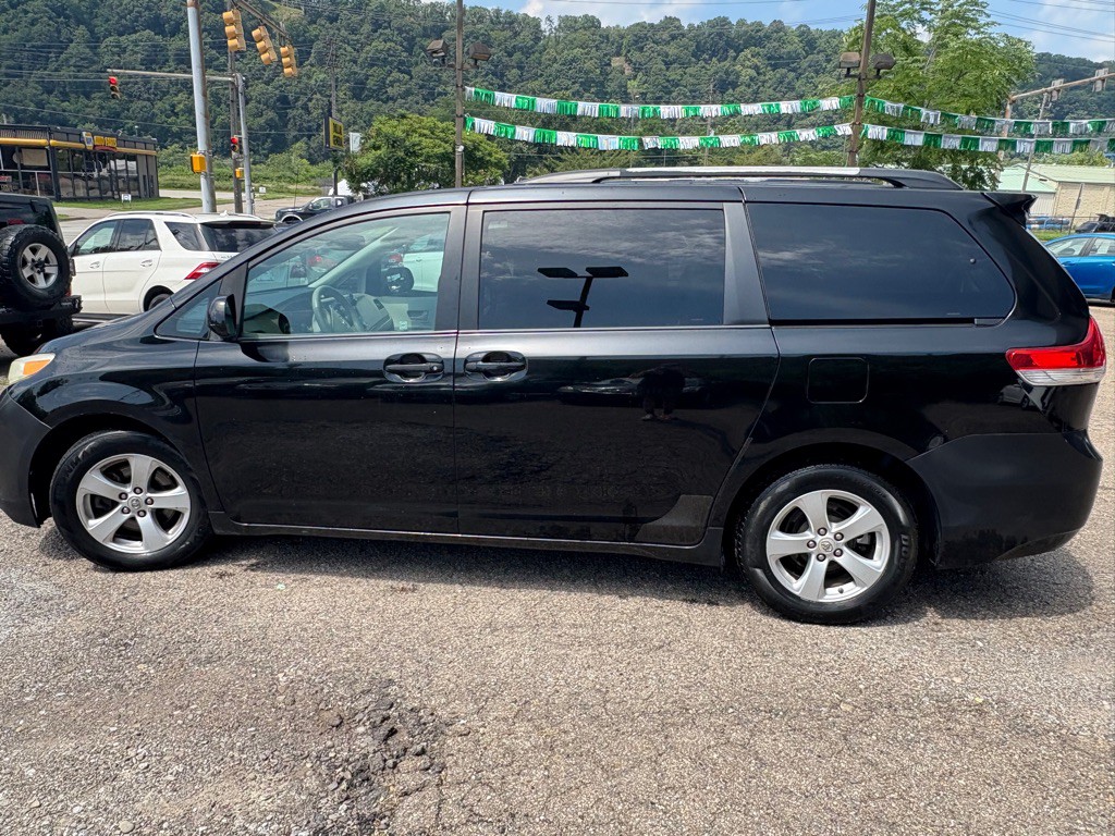 2011 Toyota Sienna Image 2