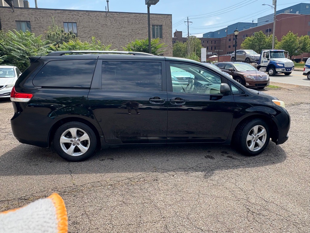 2011 Toyota Sienna Image 3