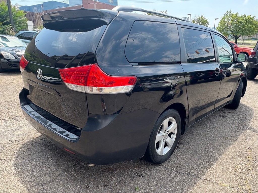 2011 Toyota Sienna Image 4