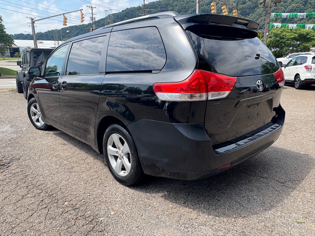 2011 Toyota Sienna Image 5