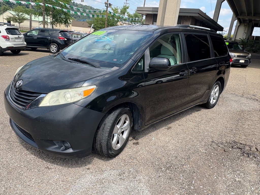 2011 Toyota Sienna Image 7