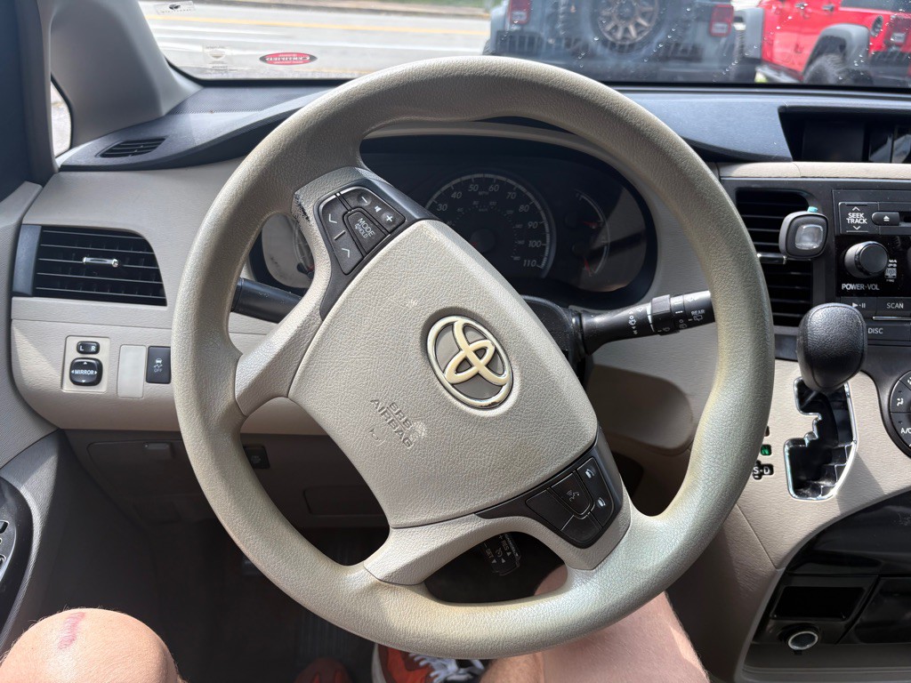 2011 Toyota Sienna Image 8