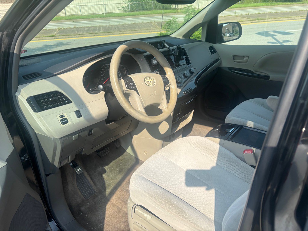 2011 Toyota Sienna Image 9