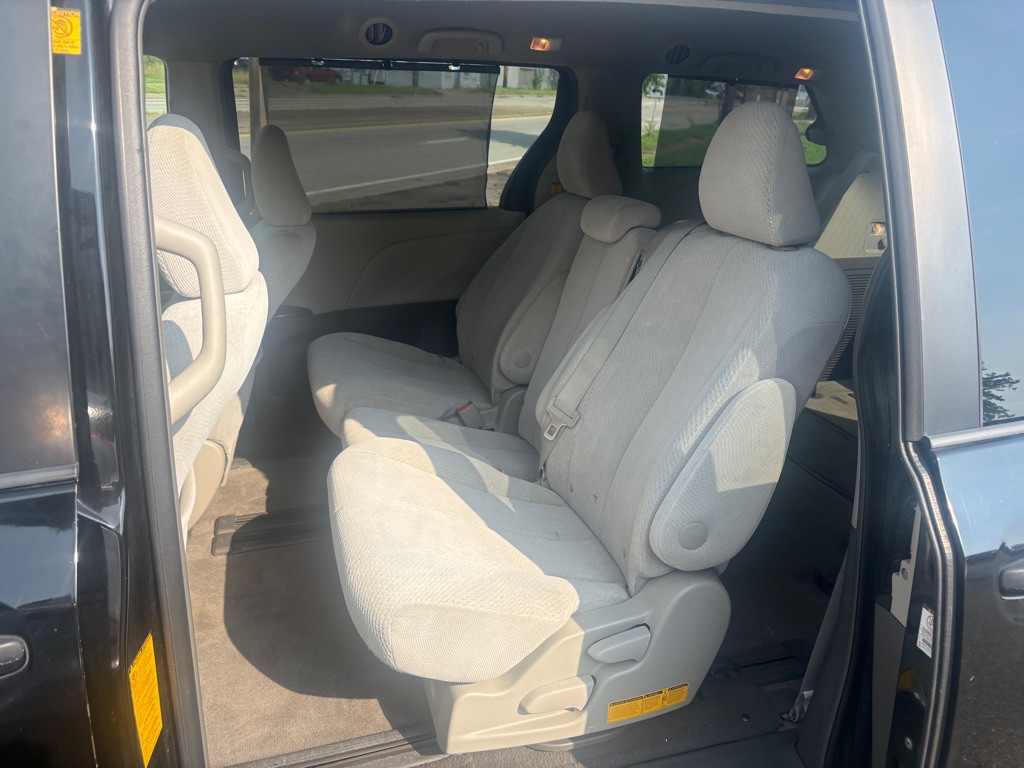 2011 Toyota Sienna Image 10