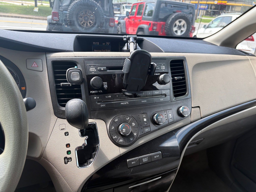 2011 Toyota Sienna Image 12
