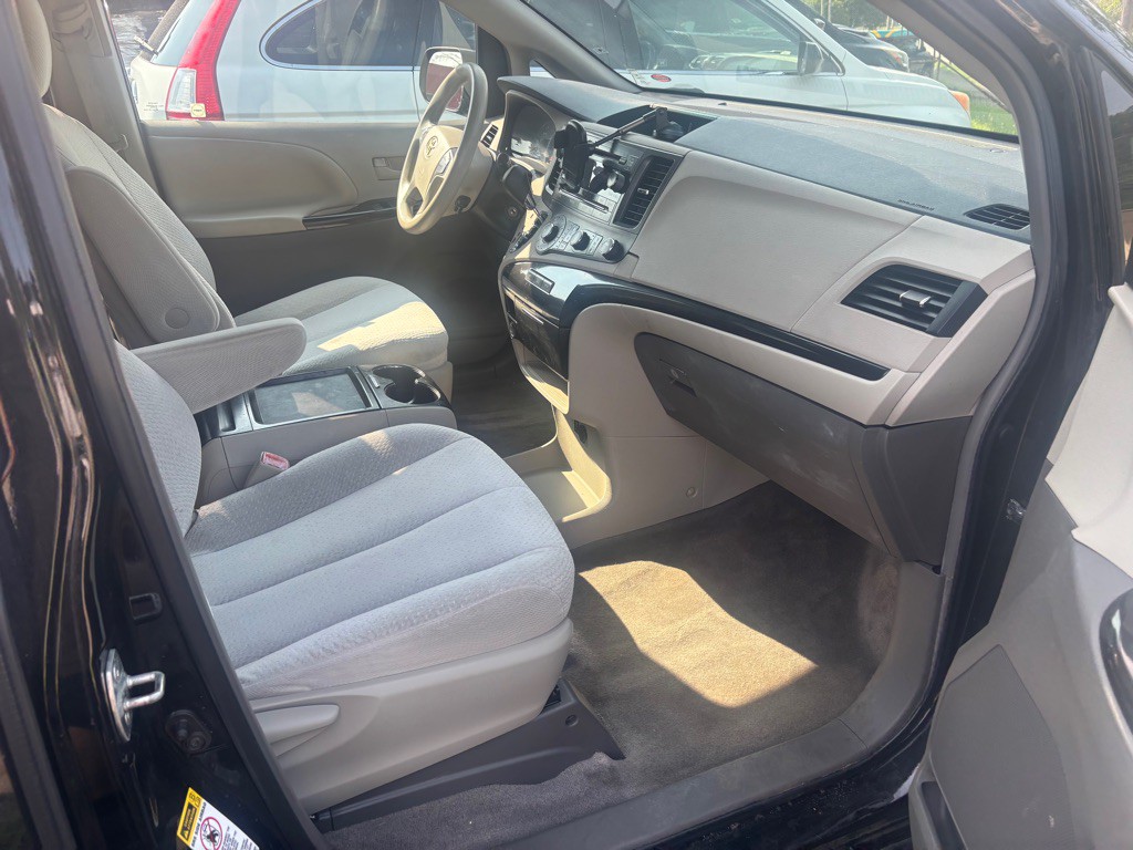 2011 Toyota Sienna Image 14
