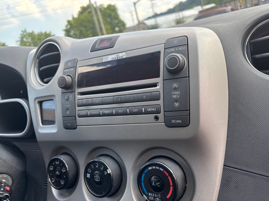 2009 Pontiac Vibe Image 11