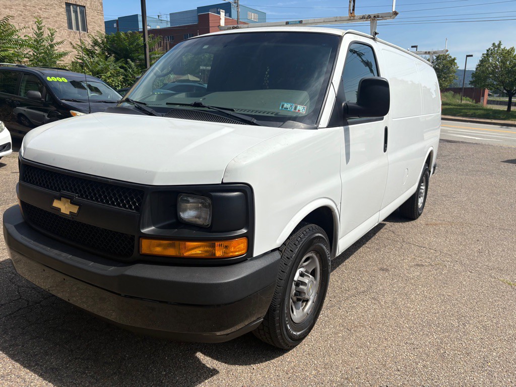 2010 Chevrolet Express Image 2