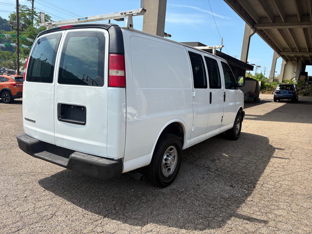 2010 Chevrolet Express Image 4