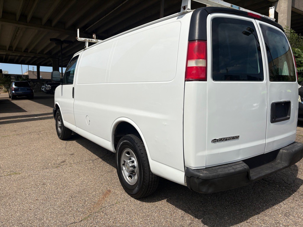 2010 Chevrolet Express Image 5