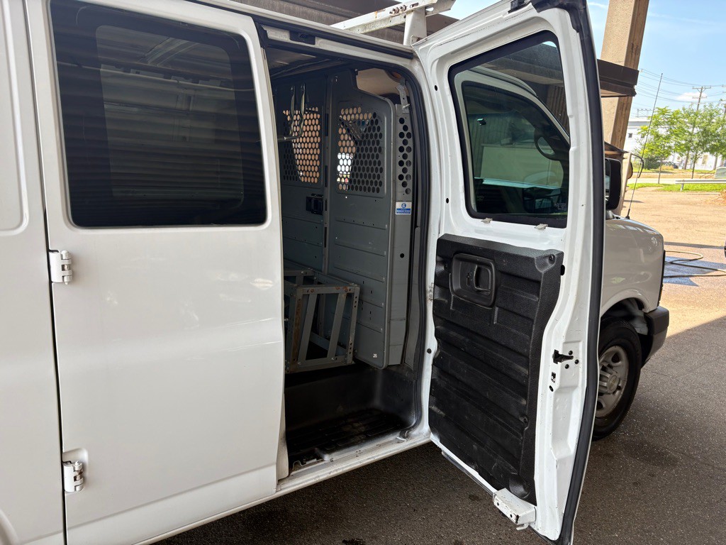 2010 Chevrolet Express Image 10