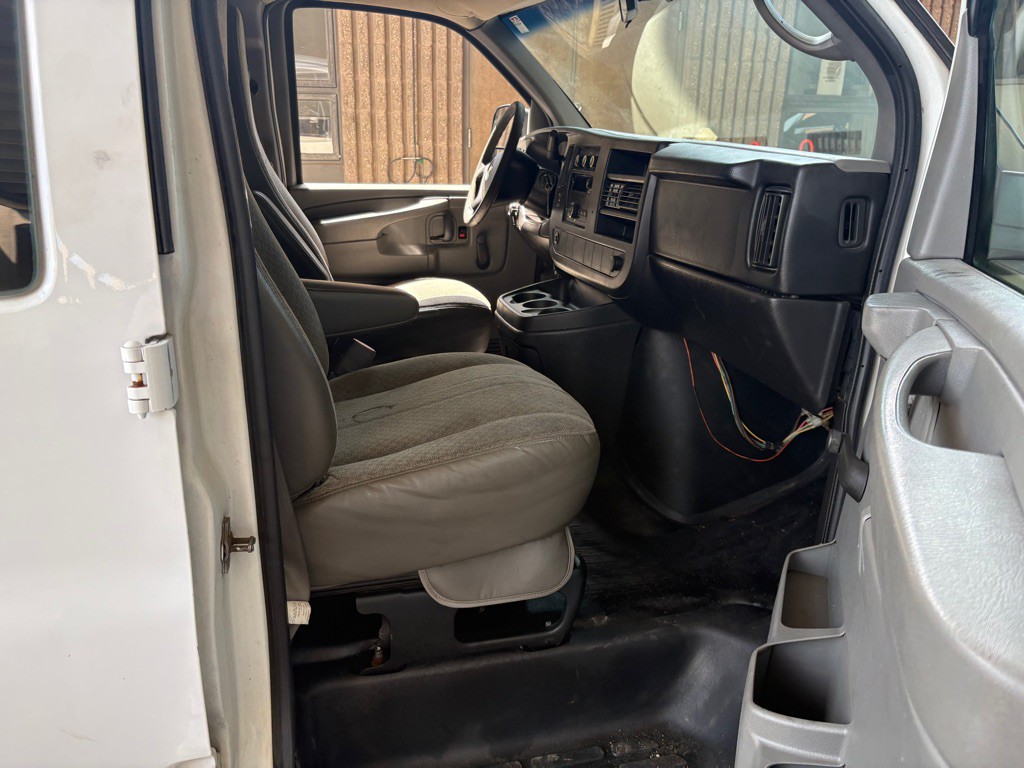 2010 Chevrolet Express Image 11