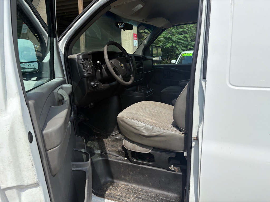 2010 Chevrolet Express Image 12