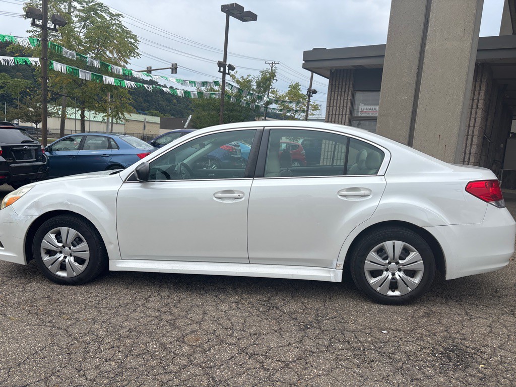 2011 Subaru Legacy Image 2