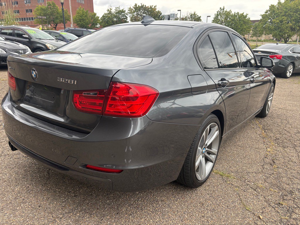 2014 BMW 3 Series Image 4