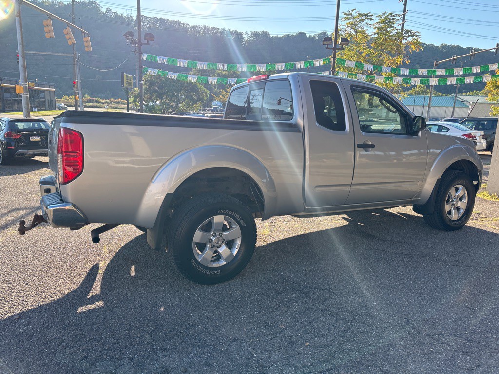 2011 Nissan Frontier Image 2