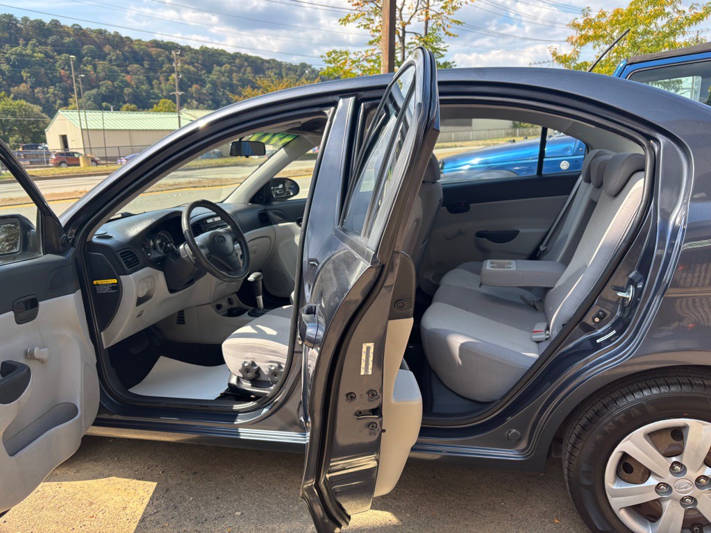 2008 Hyundai Accent Image 5