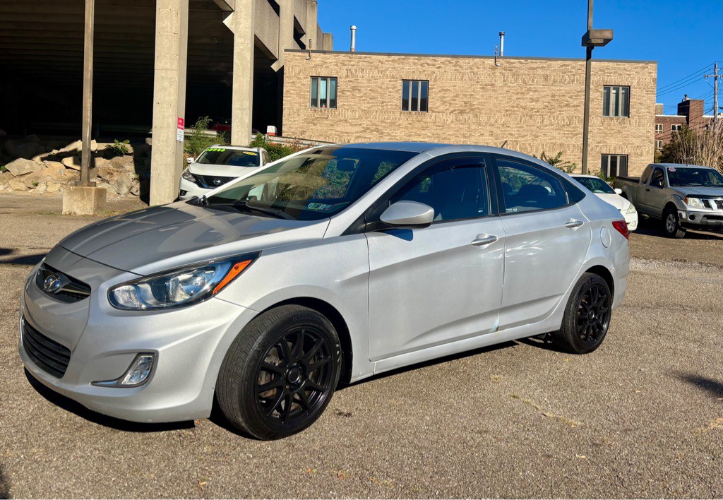 2012 Hyundai Accent Image 1