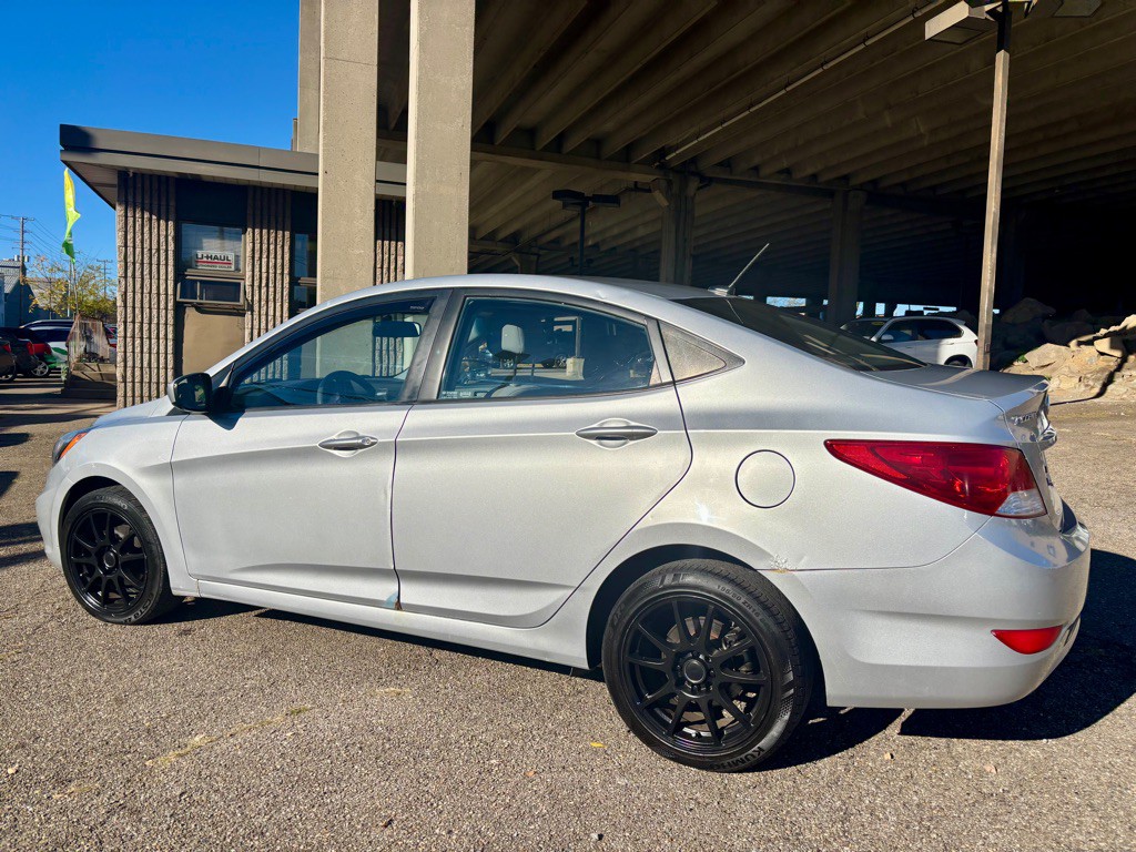 2012 Hyundai Accent Image 2