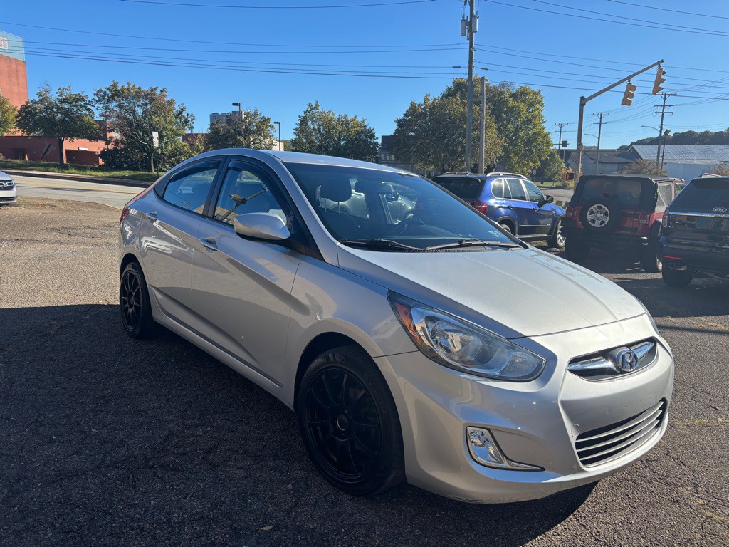 2012 Hyundai Accent Image 3