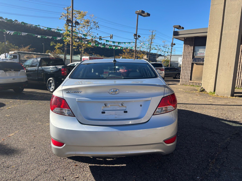 2012 Hyundai Accent Image 5