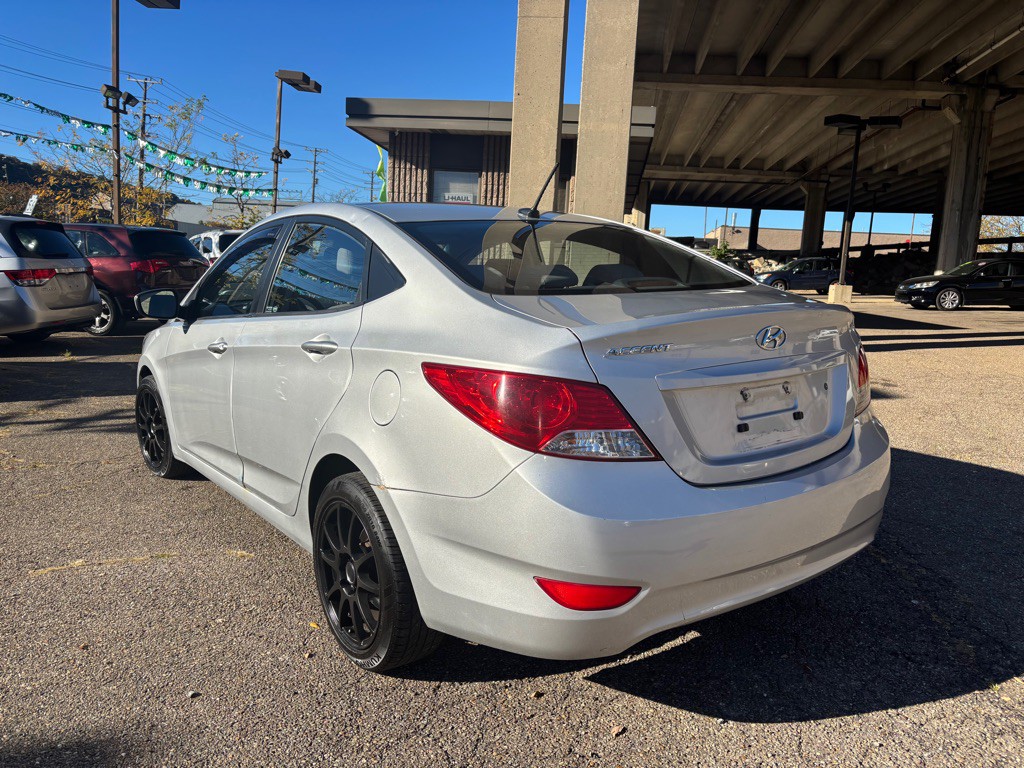 2012 Hyundai Accent Image 7