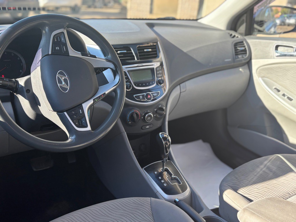 2012 Hyundai Accent Image 8