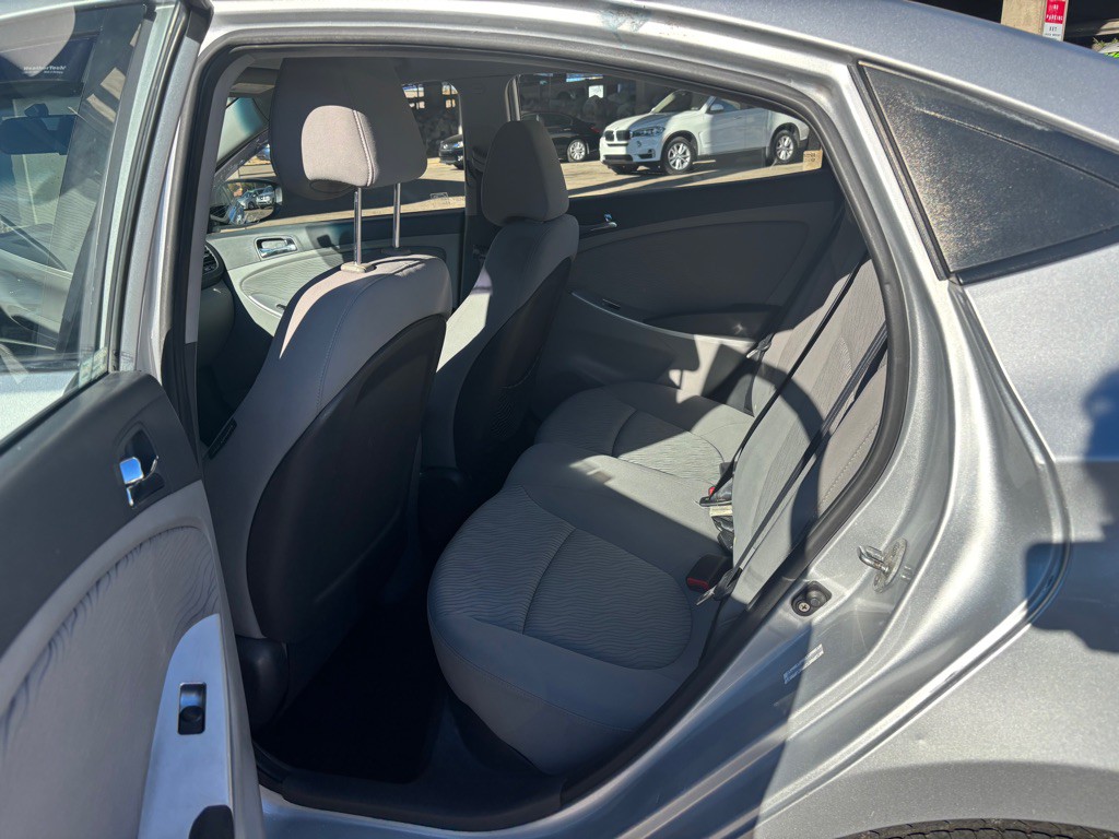 2012 Hyundai Accent Image 9