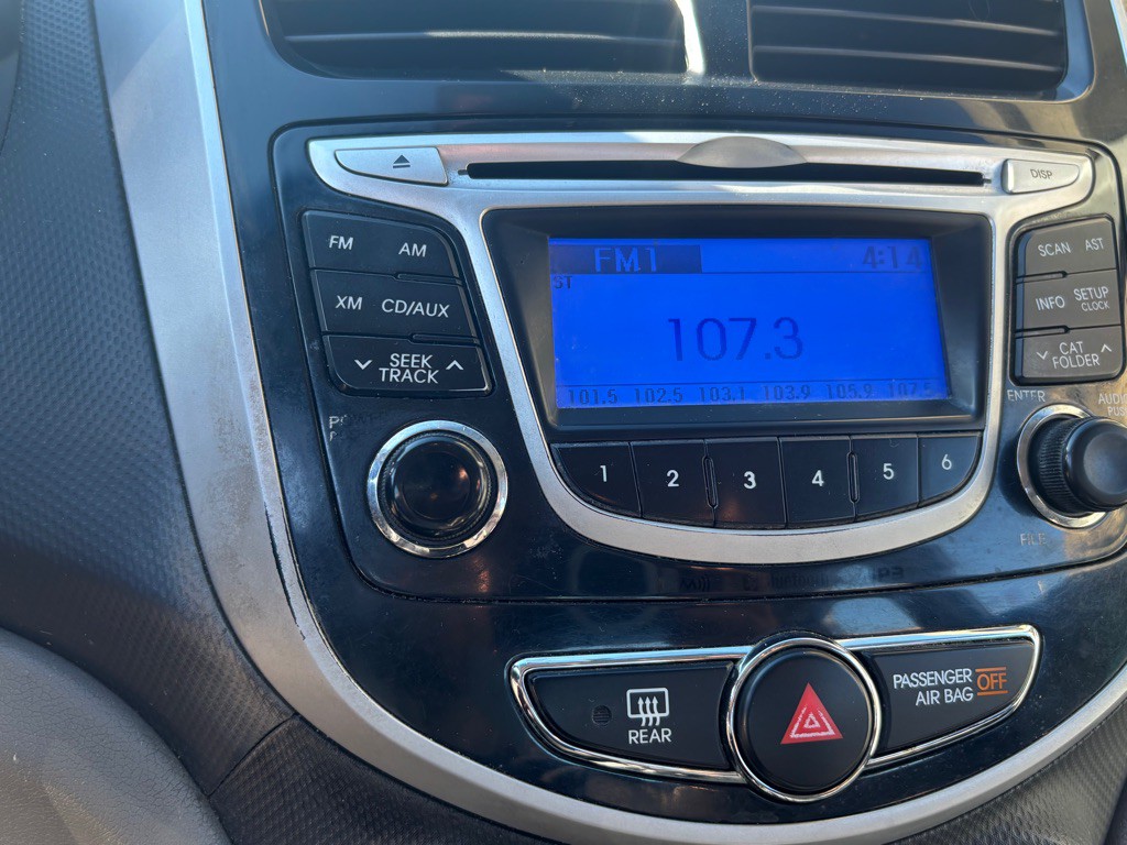 2012 Hyundai Accent Image 11
