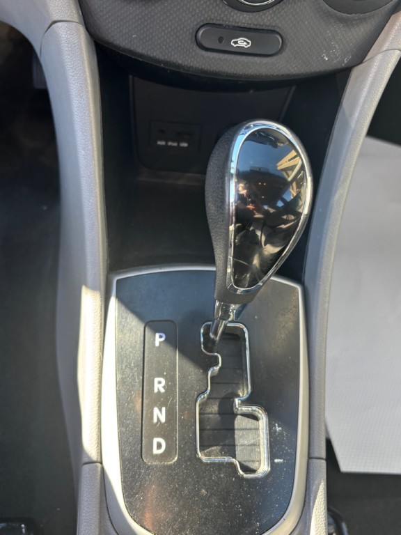 2012 Hyundai Accent Image 12
