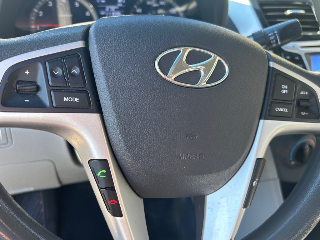 2012 Hyundai Accent Image 15