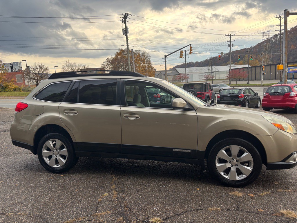 2010 Subaru Outback Image 3