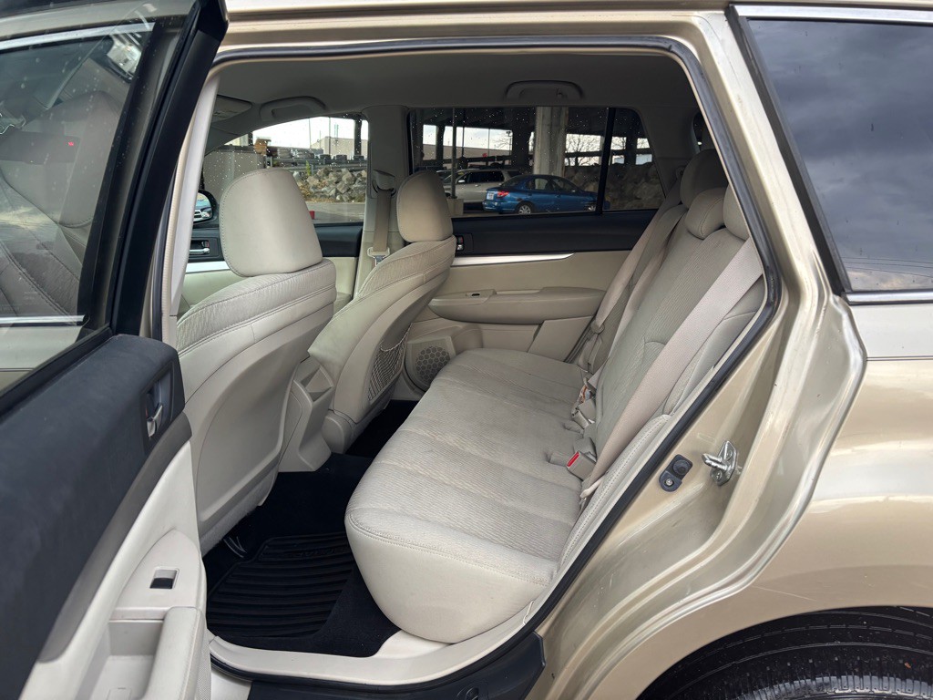 2010 Subaru Outback Image 6