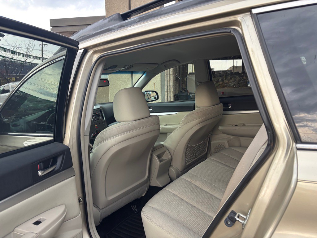 2010 Subaru Outback Image 8