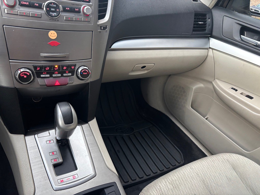 2010 Subaru Outback Image 11