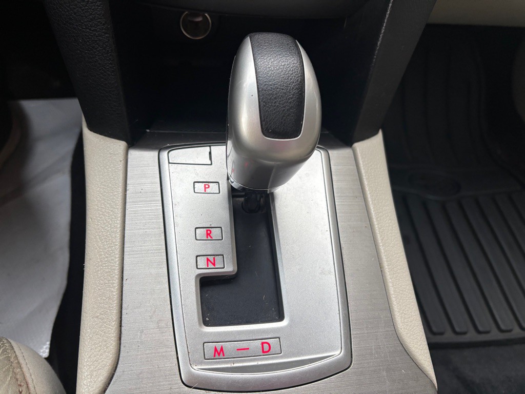 2010 Subaru Outback Image 12