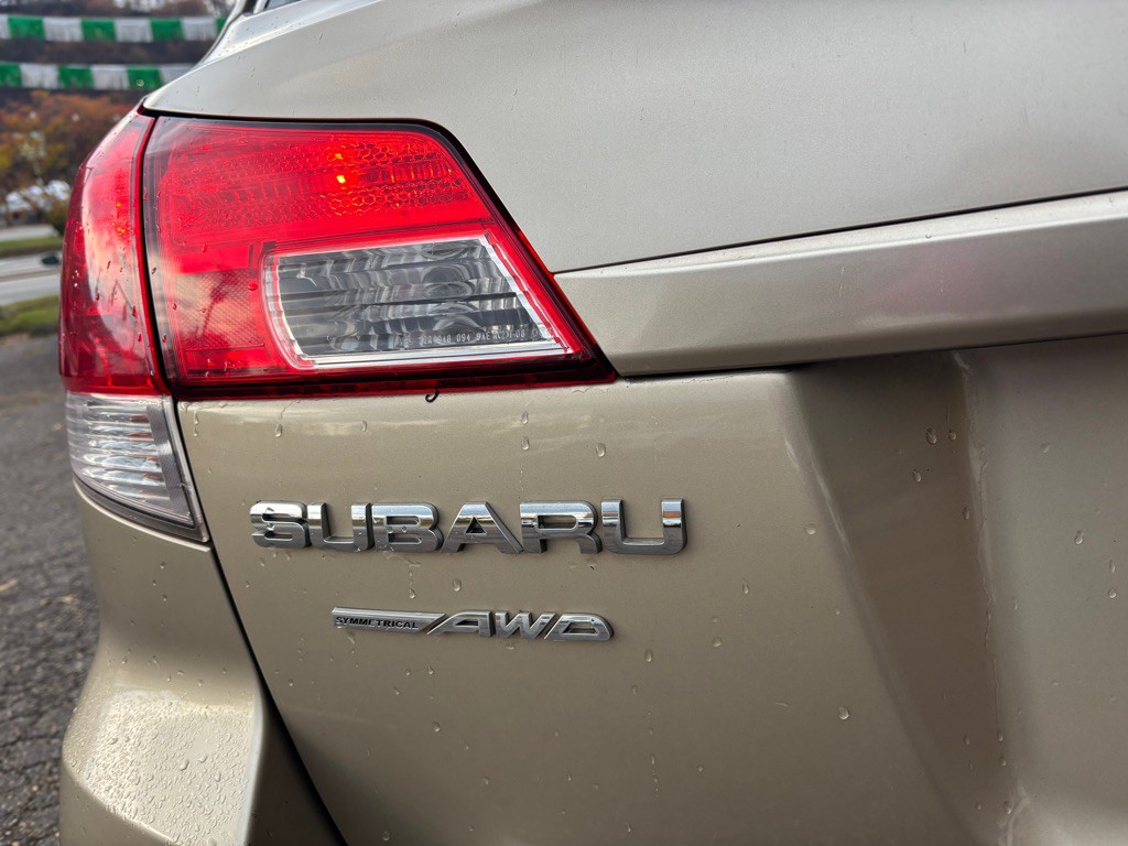 2010 Subaru Outback Image 14