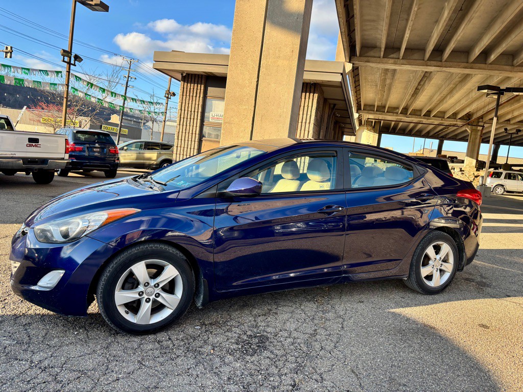 2013 Hyundai Elantra Image 1