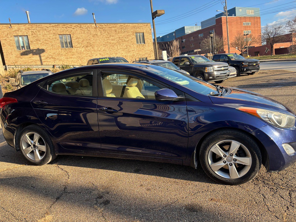 2013 Hyundai Elantra Image 2