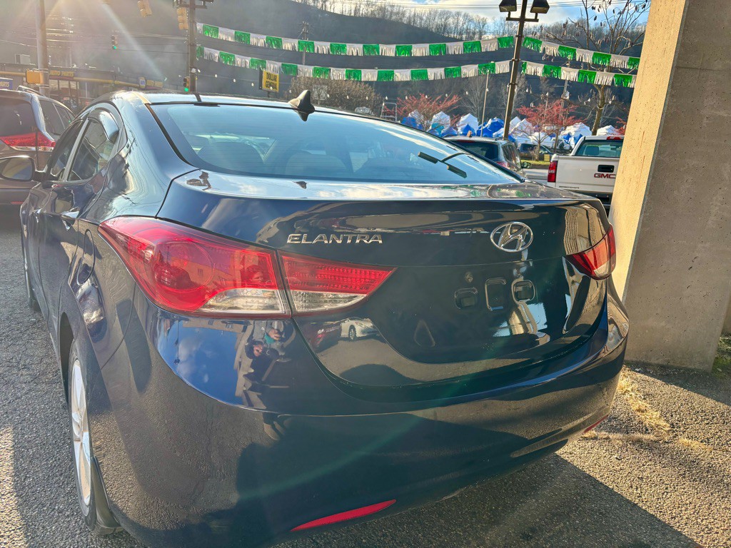 2013 Hyundai Elantra Image 17