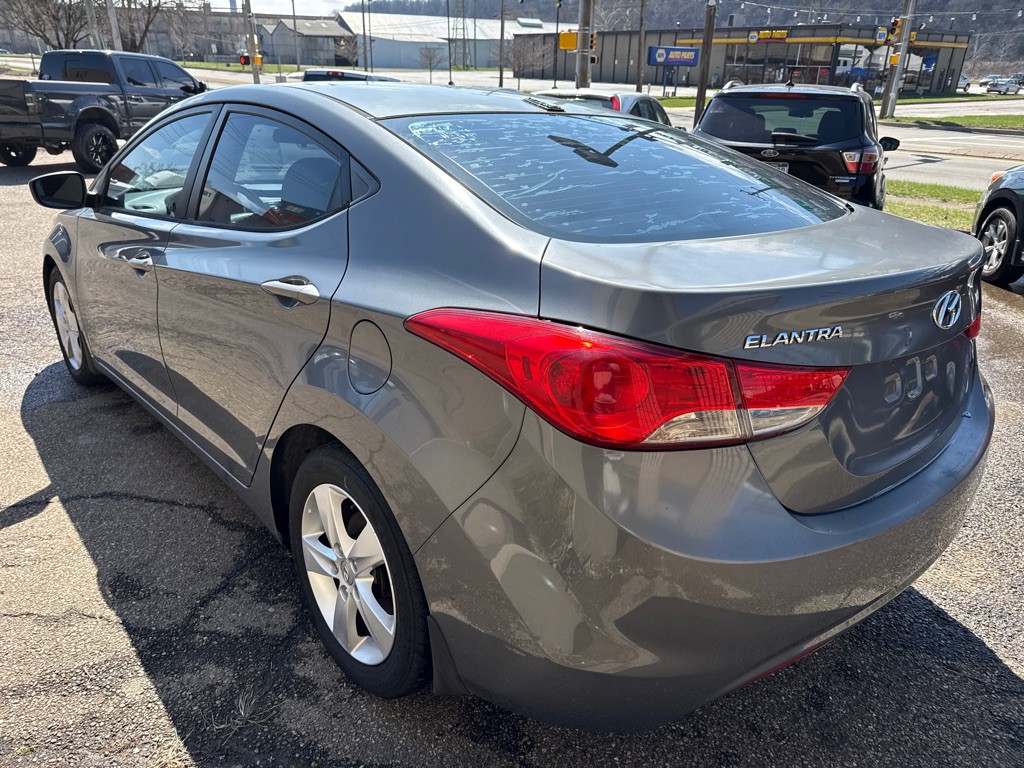 2013 Hyundai Elantra Image 2
