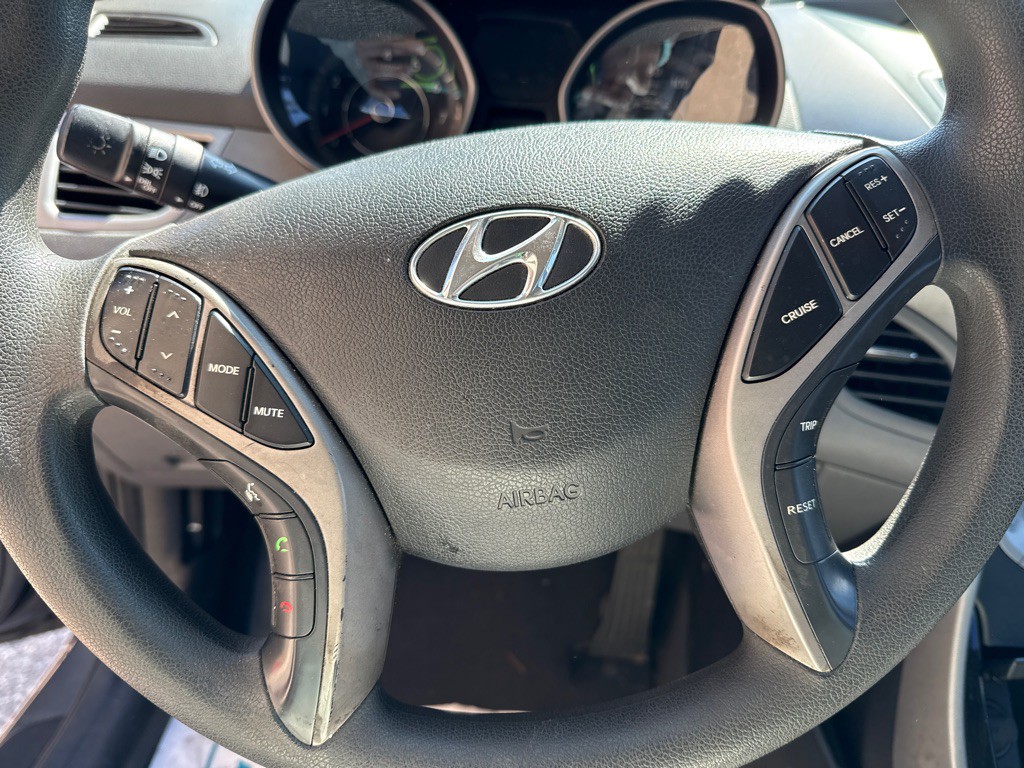 2013 Hyundai Elantra Image 8